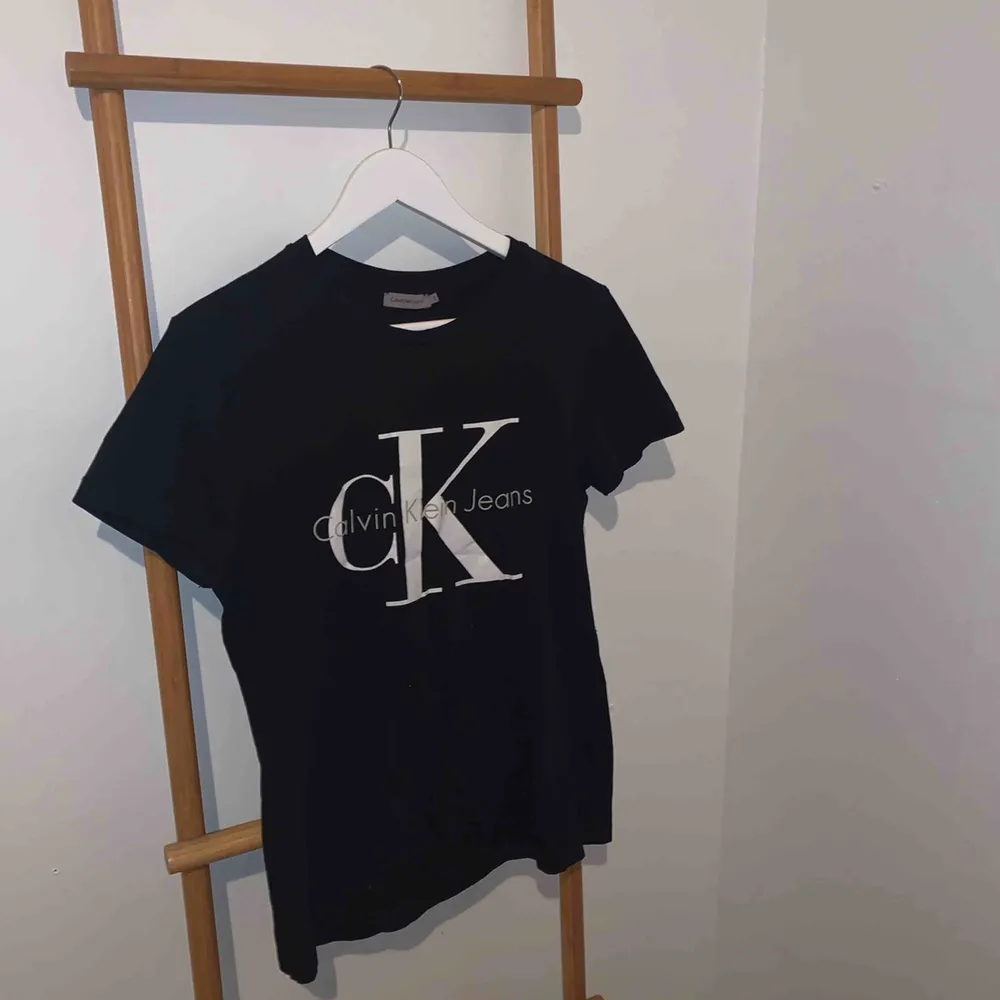 En trendig Calvin Klein T-shirt. 💖💖 Knappt använd. Kan mötas upp i Falun eller skickas mot frakt. 🌟🥰🤩. T-shirts.