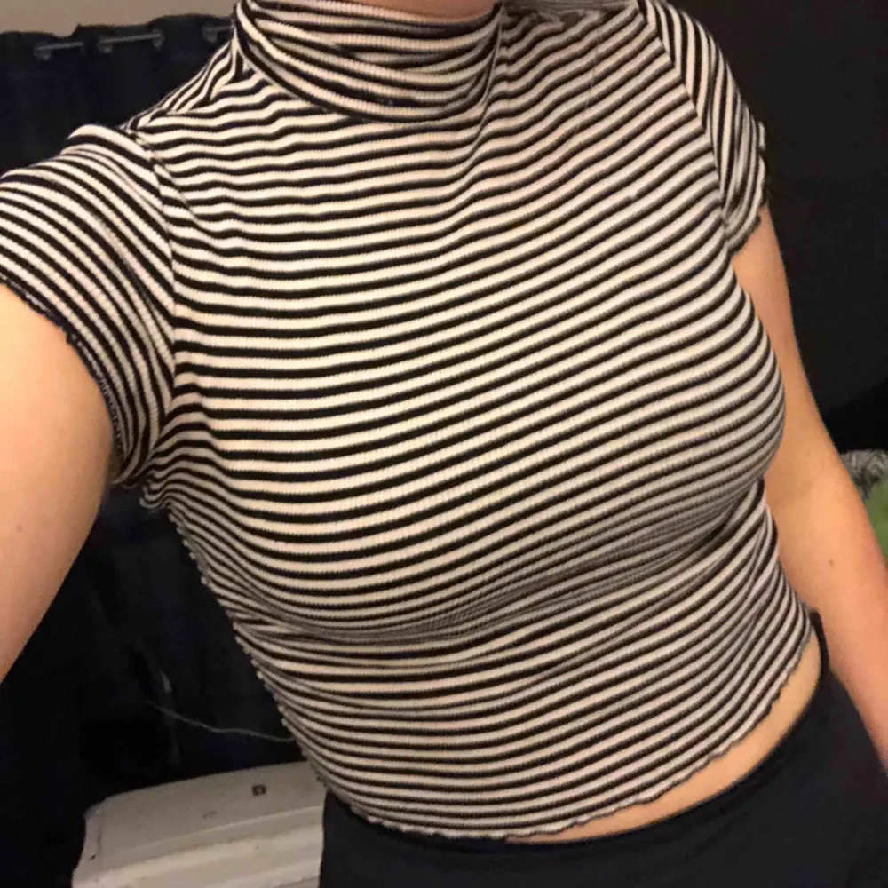 Ribbad randig Crop top! Väldigt skön och stretchig.. Toppar.