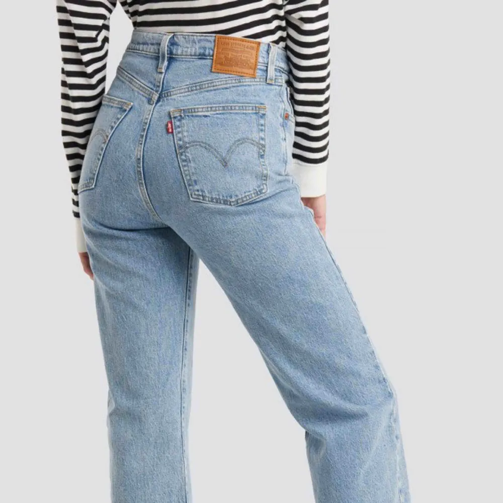 Helt nya levis jeans i modellen ”Ribcage straight”, köpta för någon månad sedan men de har tyvärr inte blivit använda då det är fel storlek :( sitter hur snyggt som helst vid rumpa och lår! Egna bilder kan skickas vid intresse 🤩. Jeans & Byxor.