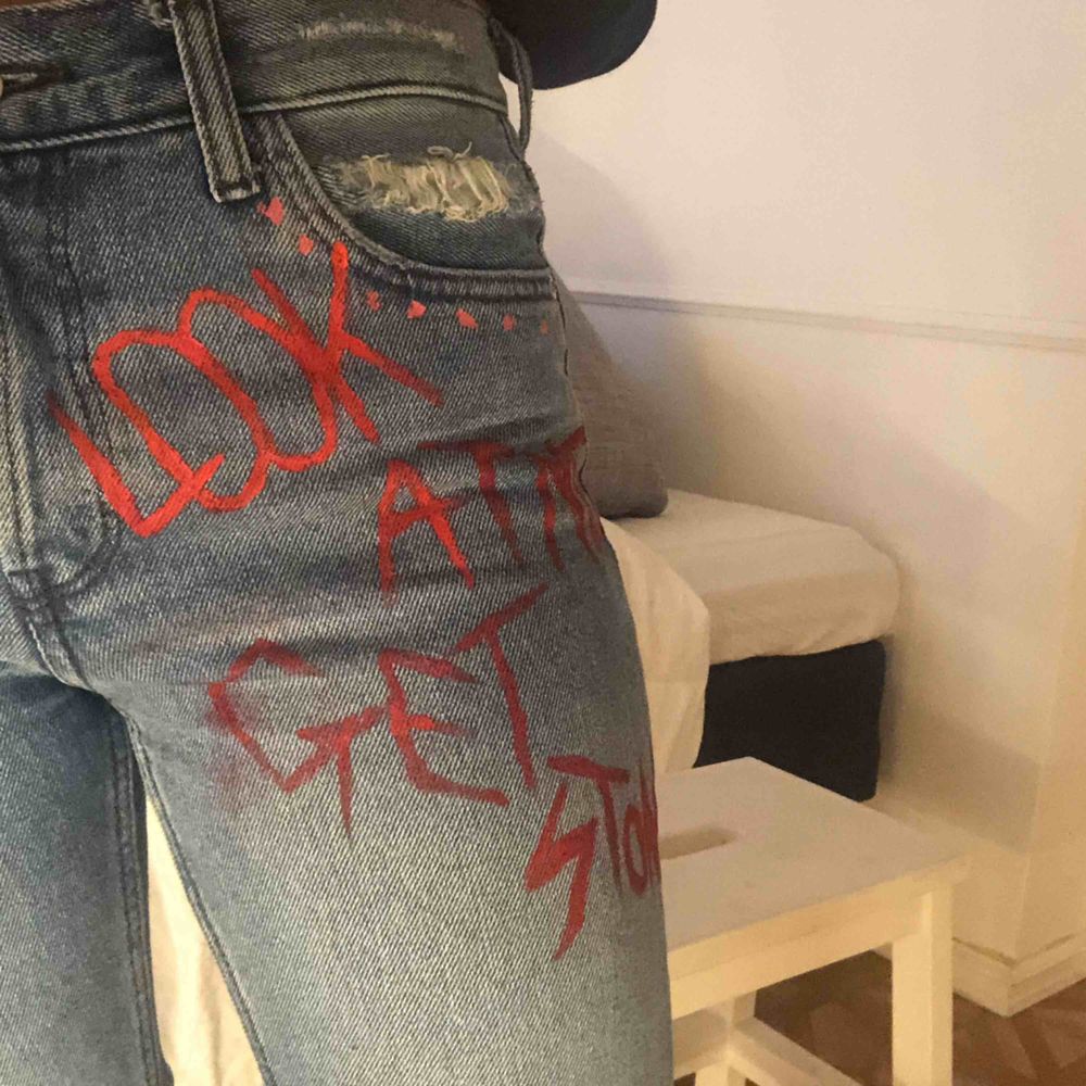 Säljer ett par sjukt snygga egen målade jeans! Med text ”look at me get Stones”. Jeans & Byxor.