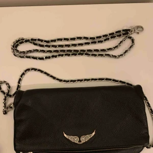  - Säljer min superfina Zadig väska som tyvärr inte kommer till användning längre. Den är i bra begagnat skick och knappt något slitage. Kan tänka mig att gå ner i pris vid snabb affär💞 fraktar även vid behov!
