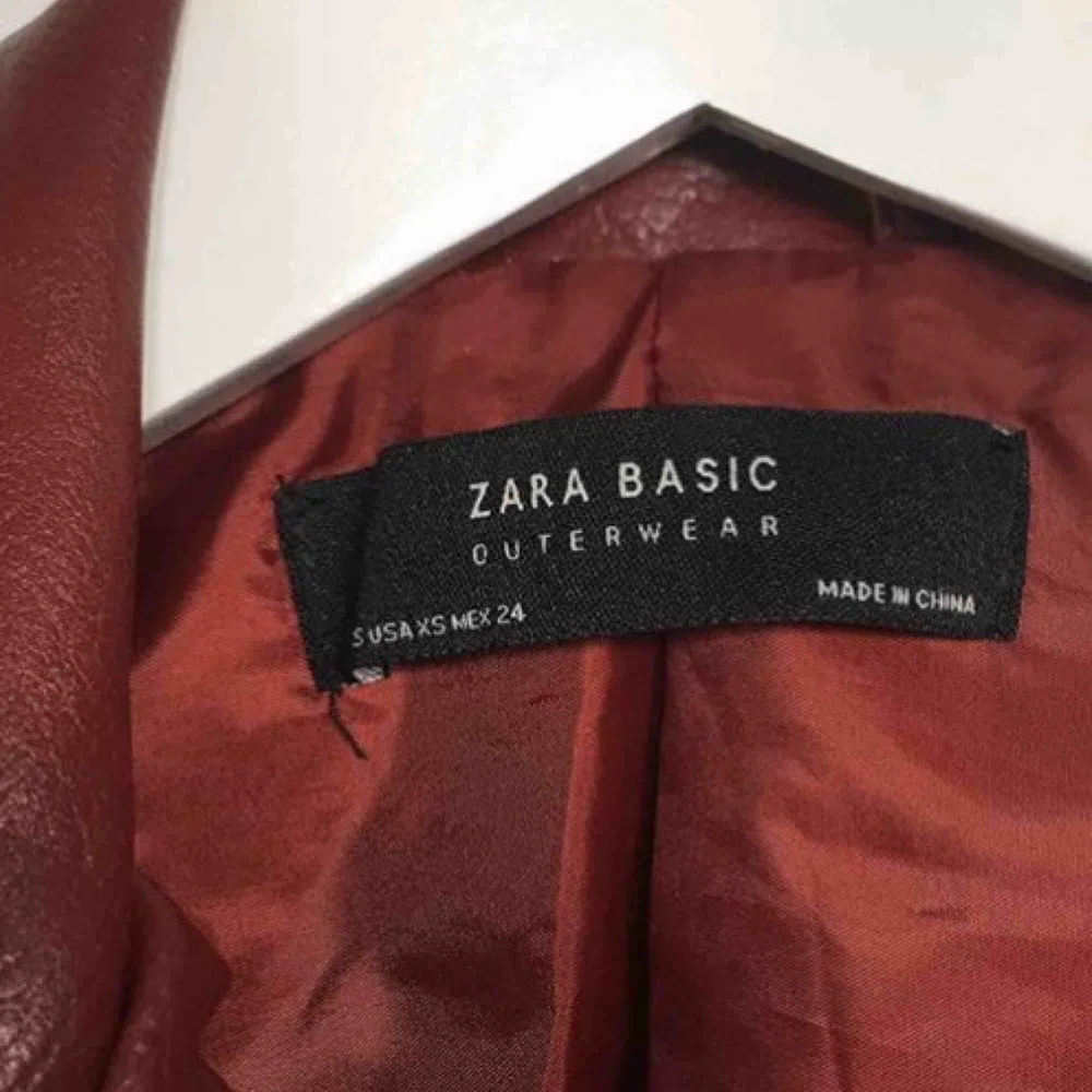 Skinnjacka från ZARA Basic Outwear Collection. . Jackor.