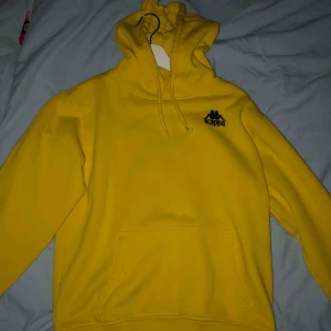 Kappa luvtröja - En gul Kappa hoodie i storlek S, använd fåtal gånger då jag glömt av den! Jätteskön och fin😋 