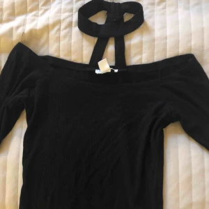  - Långärmad chokertopp ifrån New Yorker. Tröjan är offshoulder och chokern är insydd i tröjan. Halsen ska alltså gå där min hand är på bild 2.