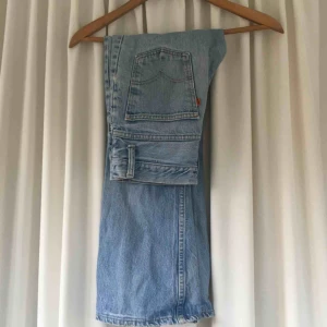 - Sååå snygga Levisjeans. Två av remmarna man sätter bältet i har gått av som man ser på bild två men de kan man lätt sy tillbaka. Har en fläck på benet men det är inget man lägger märke till. Köparen står för frakt💞💞