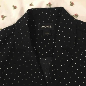  - Kortärmad skjorta med kavajkrage från monki. Superbra skick, använd en gång!