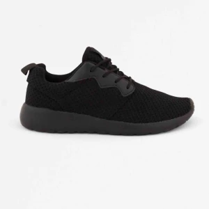  - Säljer svarta sneaker, endast använda 2 ggr Yeezy liknande modell storlek 39 men passar även 38