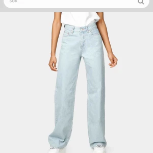  - Ljusblåa jeans från Junkyard som är använda fåtal gånger. Frakt kostar 80 kr 