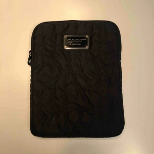 - Snygg svart Marc Jacobs iPad fodral som är knappt använt. Passar originalstorleken av en iPad! 