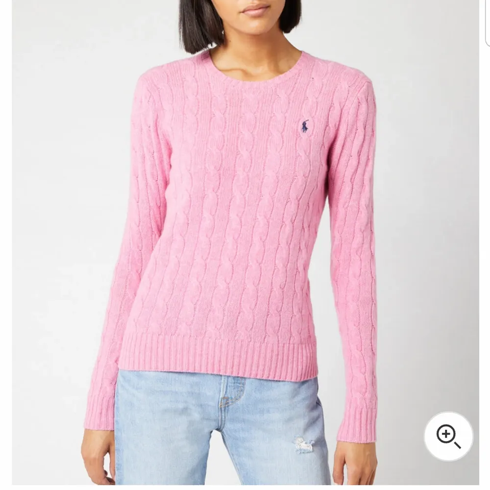En vacker ralph Lauren rosa stickad tröja. Storlek M-S, passar båda perfekt. Använd max 3 gånger, är som helt ny. Kan fraktas :). Övrigt.