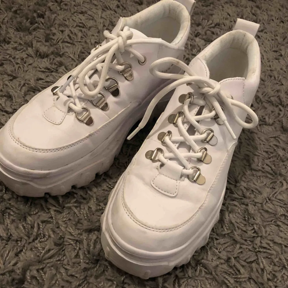 Vita sneakers från public desire köpta på ASOS för mindre än ett år sedan! Använda cirka 5 gånger! Kommer tvätta några fläckar och då är de som nya.. Skor.