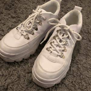 Vita sneakers från public desire köpta på ASOS för mindre än ett år sedan! Använda cirka 5 gånger! Kommer tvätta några fläckar och då är de som nya.