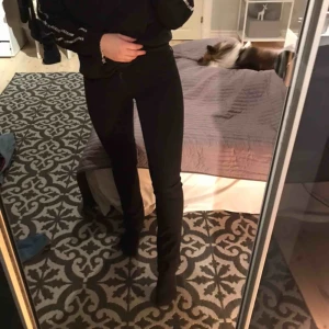  - Bootcutjeans från hollister i storlek 24/ 0. Sköna men är tyvärr för små för mig. Därför kan jag tyvärr inte visa hur snygga dom är på en som dom passar. Inköpta i new york, fler bilder kan fixas