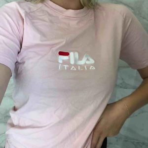  - Snygg fila T-shirt. Sitter snyggt på kroppen😍