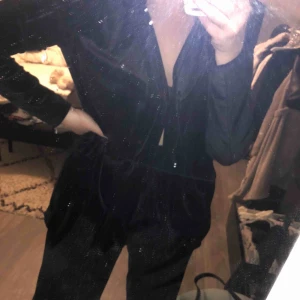  - Super fint sammets set, de tillkommer ett skärp också Köparen står för frakt