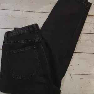 Ett par jätte fina svarta mom jeans från asos som jag inte använder pga att dom inte passar. Köparen står för frakten ❤️