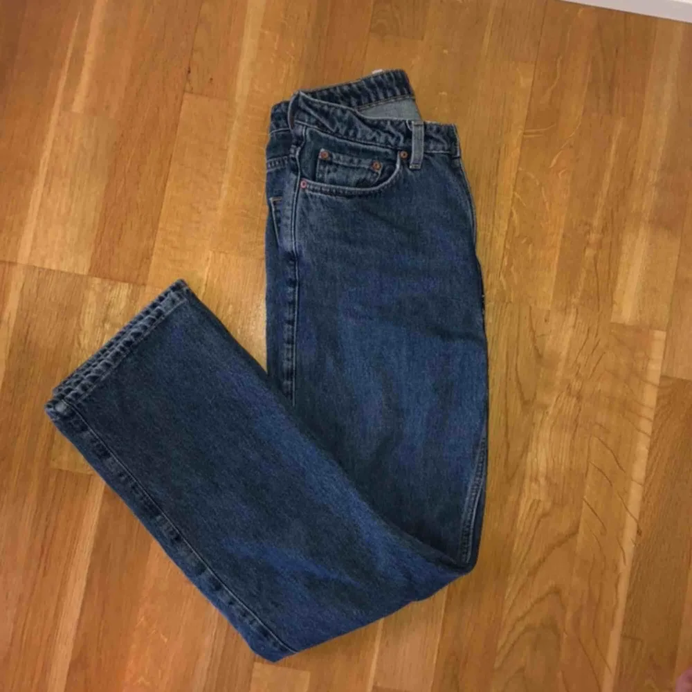Raka mörkblåa jeans från weekday i modellen Rowe. Använda ett par gånger. Men de som nya! Säljer för att de blivit för små för mig. Det är en storlek 28/30 men skulle säga att de passar en 27. . Jeans & Byxor.