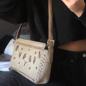 Väska 🤍 - Så unik baguetteväska som jag köpt second hand 🤍🤍 Kommer tyvärr inte till användning :( Den är i använt skick 🤍 Köpare står för frakten! 