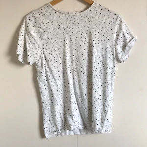 Prickig t-shirt  - Använd t-shirt som säljes i flyttstädningen. 