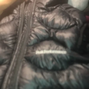 Peakperformance Väst  - Mötas i sthlm eller shippa  för 96kr extra