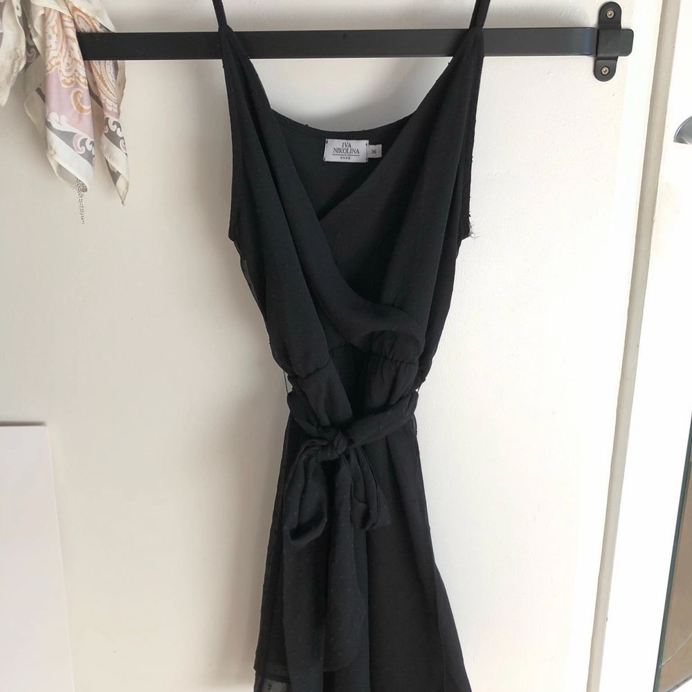 Säljer den svarta klänningen från Iva Nikolina X NA-KD, den andra bilden visar hur klänningen sitter på modellen men den är i svart som jag säljer och i storlek 34. Har aldrig använt den så den är i ny skick den har hängt i garderoben något år bara.         Inte mina bilder!!. Klänningar.