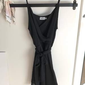 Säljer den svarta klänningen från Iva Nikolina X NA-KD, den andra bilden visar hur klänningen sitter på modellen men den är i svart som jag säljer och i storlek 34. Har aldrig använt den så den är i ny skick den har hängt i garderoben något år bara.         Inte mina bilder!!