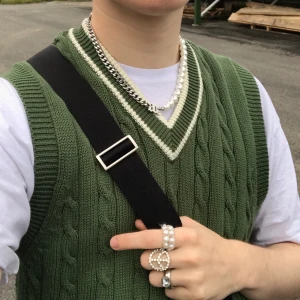 Grön stickad väst! - Jättesnygg grön stickad väst med beiga detaljer! ✨