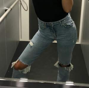 Super snygga zara jeans från deras kollektion förra våren. Sparsamt använda med inget slitage. De är relativt långa och går till hälen på mig som är 173cm. 