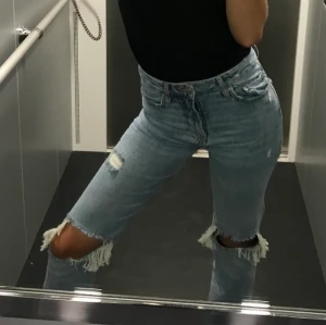 Långa zara jeans - Super snygga zara jeans från deras kollektion förra våren. Sparsamt använda med inget slitage. De är relativt långa och går till hälen på mig som är 173cm. 