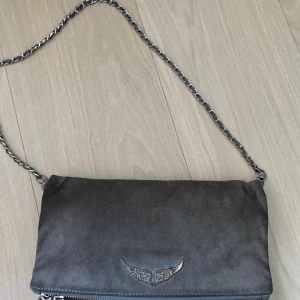 Zadig et’voltaire clutch - Säljer min fina zadig et’voltaire clutch. Väskan är använd men går enkelt att piffa upp med en mocha borste. 
