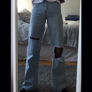 Junkyard jeans - Säljer mina jeans från junkyard som jag sjölv gjort hålen på. De är ganska använda men det finns inget fel på dom. 