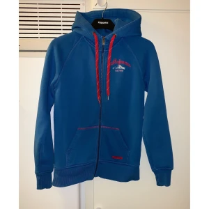 Peak performance kofta  - Peak performance kofta, str S, passar även XS,      tjej modell. 