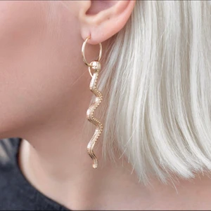 Örhängen - Guldfärgade Ormörhängen! Helt oanvända, har fler par. Superfina 