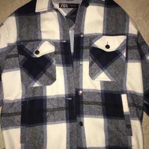 Rutigjacka  - Rutig fin blå vit jacka!! Gärna att du bor i Göteborg så man kan mötas och ge den!annars ni står för frakten🥰