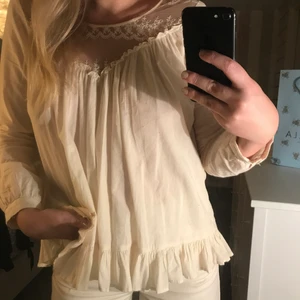 Skjorta Mon Row - Jättefin skjorta från Mon Row, fin att ha för sig eller men en tröja över! Storleken är XS men den passar S