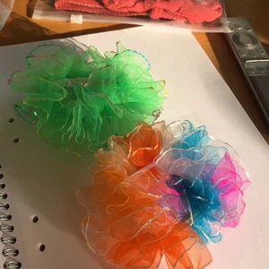 Gulliga hårsnoddar  - 25kr st inkluderad frakt! Eller båda för 40kr inkluderad frakt!