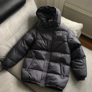 Dunjacka  - Säljer en hel och fin dunjacka i färgen grå. Storleken är ”12” men den sitter som en S. Eventuellt lite kortare armar än vanligt, men inte överdrivet. 