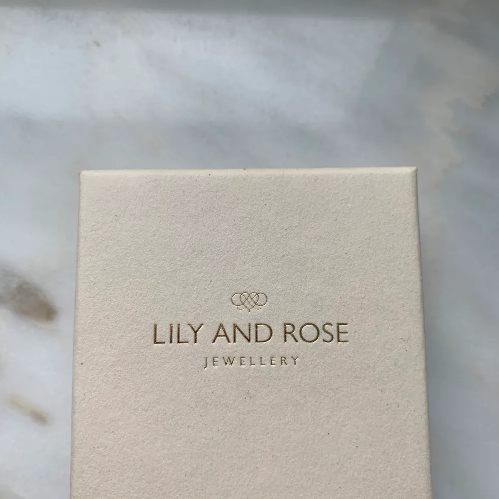 Klassiska fina örhängen från Lily and Rose, köparen står för frakt💕. Övrigt.