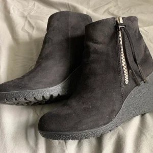 Sko med klack - •Storlek 36• endast använda ett fåtal gånger, bra skick. Bekväma med bra sula✨ köpare står för frakt 