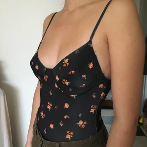 Bershka Body - String-body i baddräktsmaterial. Går nog att använda som baddräkt men jag har använt den som linne. Gott skick, sparsamt använd, adjustable straps! Möts i Stockholm eller stå för frakten🦋
