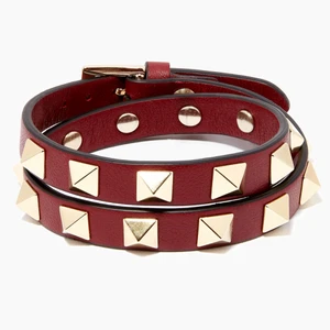 Valentinoarmband - Armband från valentino, vinrött med guldiga nitar. Det är det långa som går två varv!! Kostar runt 2300 nytt