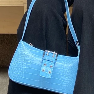 Ljusblå väska - Säljer denna superfina väska jag tyvärr inte får användning för, använda 2 gånger. Säljer för 150kr och då ingår frakten💙