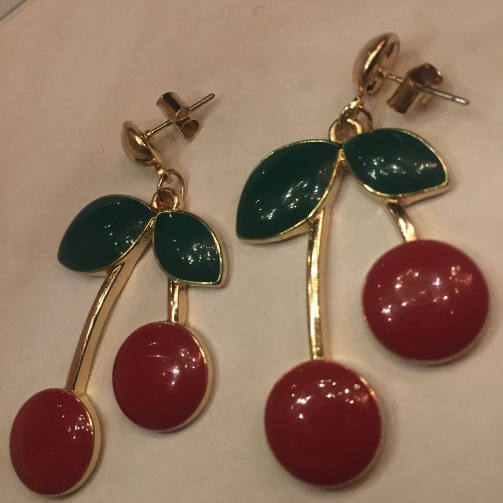 Never used red, green and gold cherry earrings. Not at all heavy or damaged . Accessoarer.