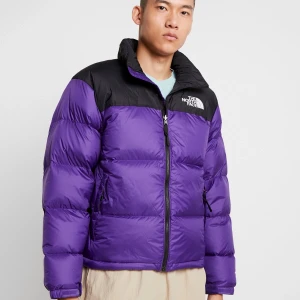 The North Face Jacka - Intressekoll på min North Face Jacka. Köpt förra vintern så enbart använd i 1 säsong. Köpt för 2.3. Slutsåld på de flesta håll! Kommentera/pma ett bud