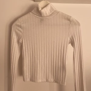 Ribbad polotröja - Säljer denna fina ribbade polotröjan ifrån HM. Säljer pga för liten. Endast använd ett par gånger. Köparen står för frakten 💞