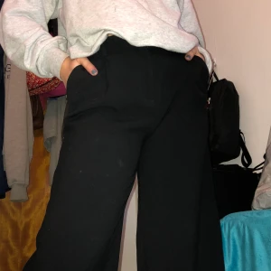 Monki kostymbyxor  - Jättefina kostymbyxor från monki, säljer för att de är försmå för mig. Strl 34 sitter jättebra i midjan och modellen är 160cm lång. Kan mötas upp på Södermalm eller i Hägersten annars står köparen för frakt!💞  