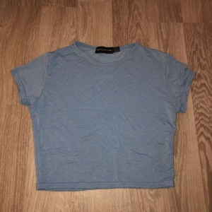 Ljusblå topp - Ljusblå topp i croppad modell, knappt använd! Storlek 36. 