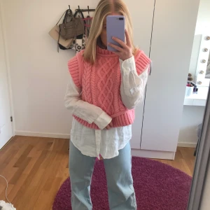 Stickad väst från Zara - Säljer denna supersnygga slutsålda stickade västen från Zara! Den är helt oanvänd och har prislappen kvar. Jättesnyggt med skjorta/t-shirt under eller bara som den är! Köpare står för frakt som går på 63kr;))