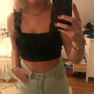 ZARA linne svart storlek M - Finge svart linne från ZARA, storlek M, bredare axelband som är lite ruffled.