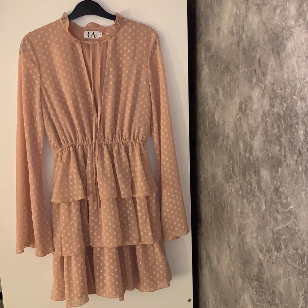 Säljer min jätte fina rosa/beige volang klänning från Linn Ahlborgs första kollektion med Nakd🥰 Använd endast en gång på en skolavslutning 💖 Nypris 599, säljer för 150kr! Stl S. Klänningar.